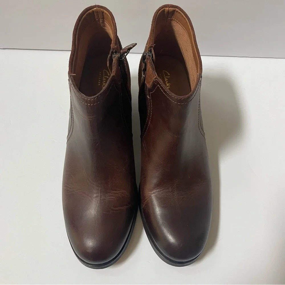 Clarks Maypearl Lilac Dark Tan Cushion Footbed Booties Sz 8.5